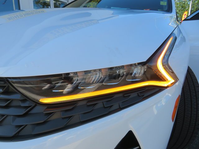 Used 2022 Glacial White Pearl Kia LX image 33