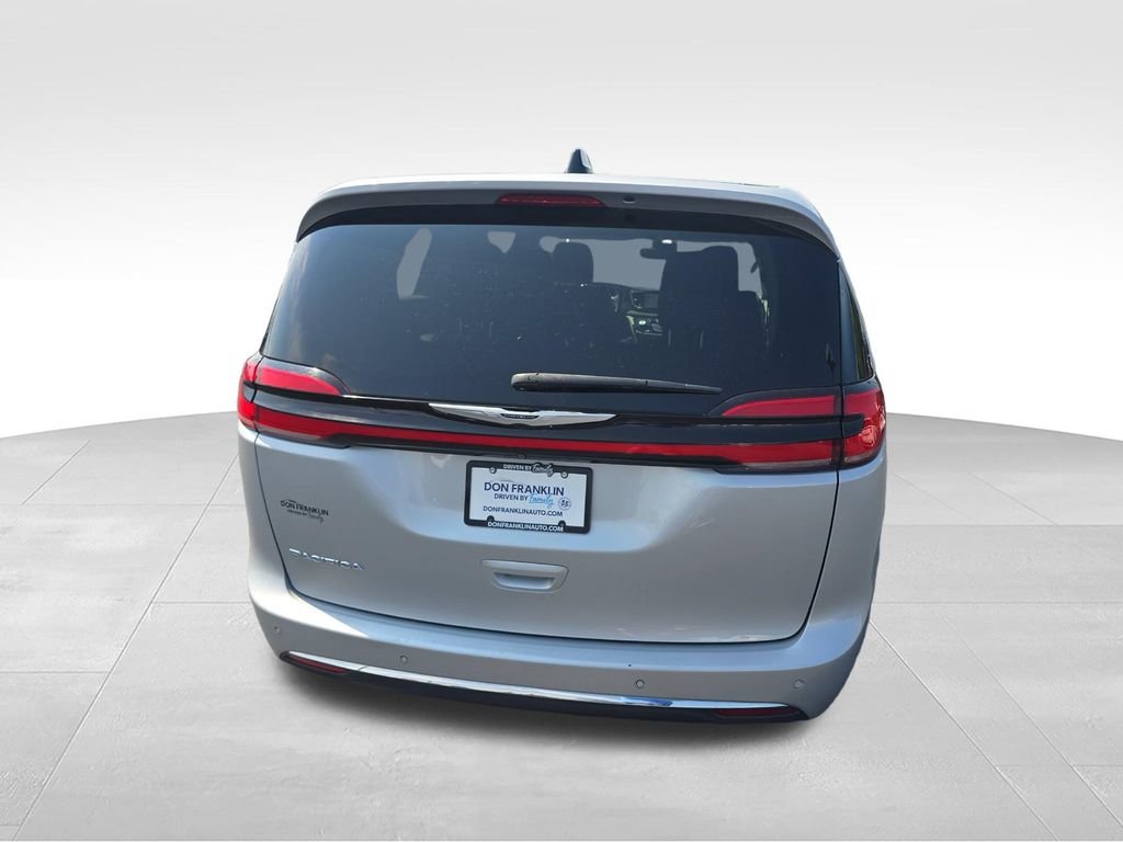 Used 2023 Silver Chrysler Touring L image 4