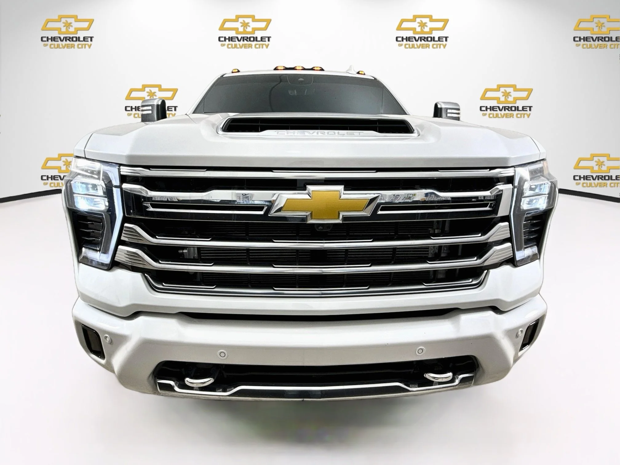 Used 2025 Iridescent Pearl Tricoat Chevrolet High Country DRW image 2