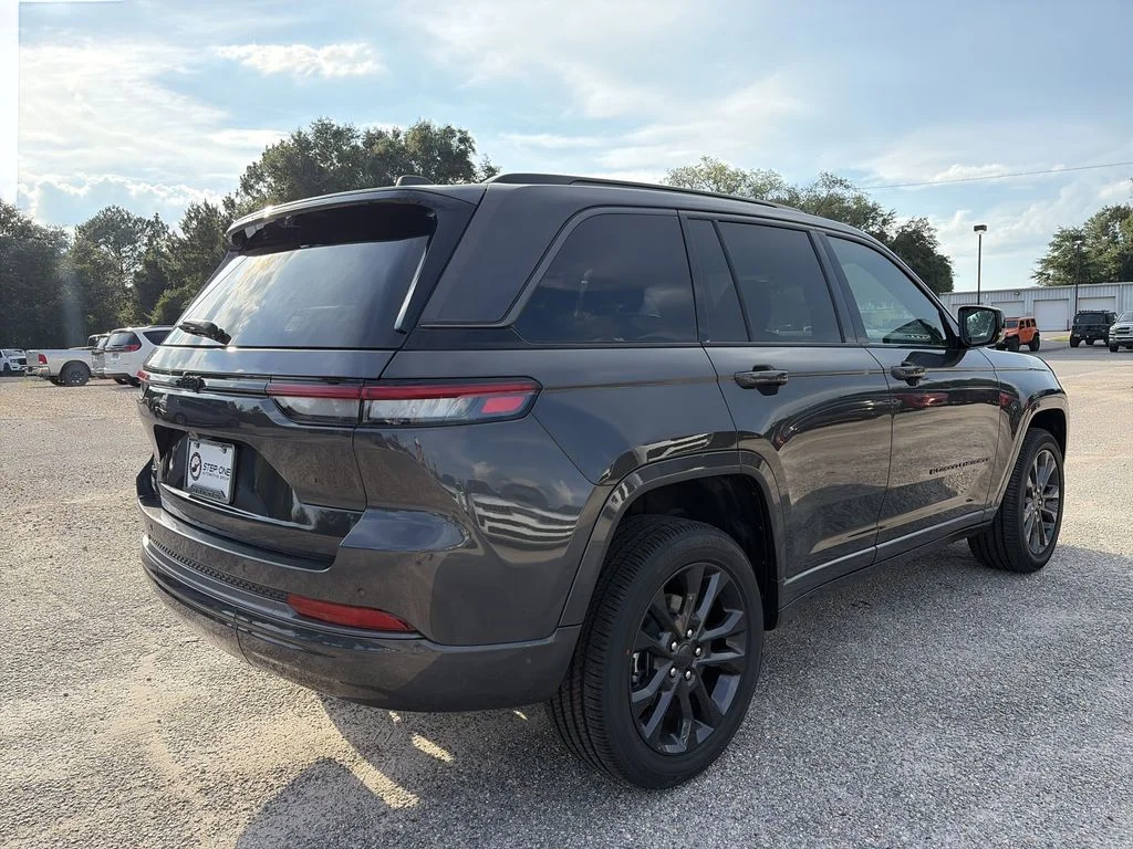 New 2026 Baltic Gray Metallic Clear-Coat Exterior Paint Jeep Limited Reserve image 5
