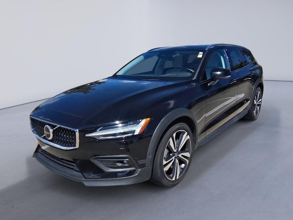 Used 2025 Onyx Black Metallic Volvo Plus image 1