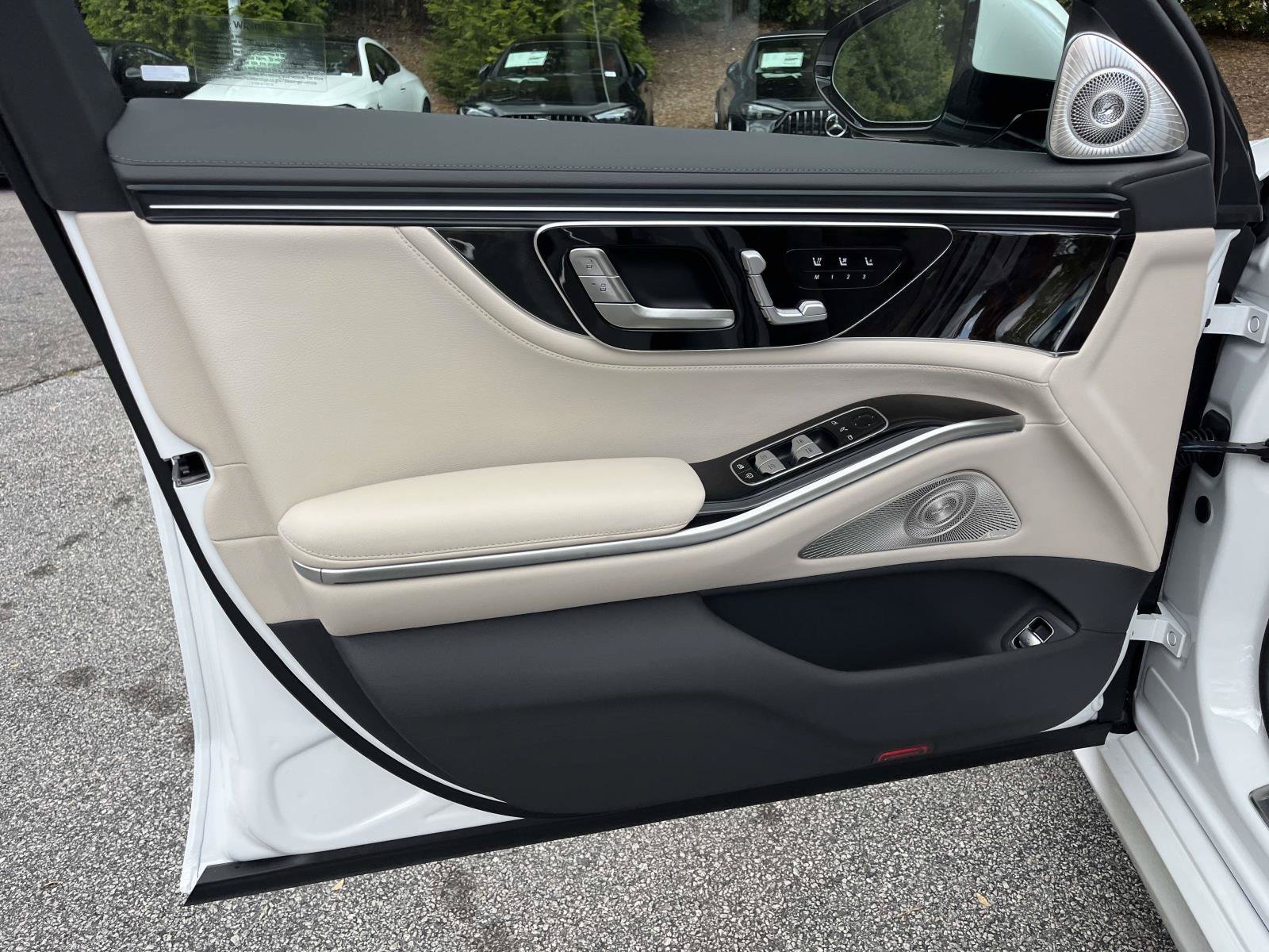 New 2027 MANUFAKTUR Moonlight White Metallic Mercedes-Benz S 500 4MATIC® Sedan image 17