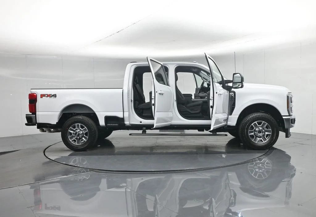 New 2026 Oxford White Ford Lariat image 4
