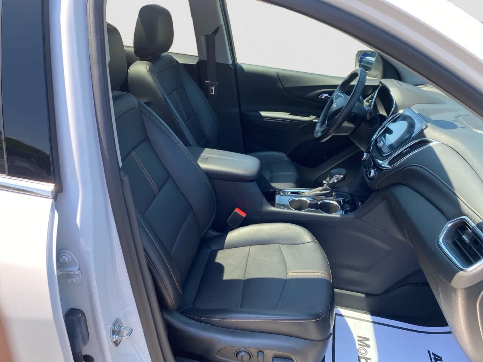 Used 2022 Iridescent Pearl Tricoat Chevrolet Premier image 20