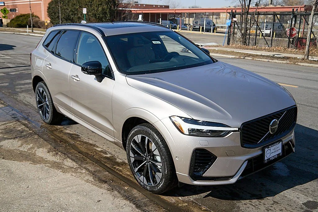 New 2026 Bright Dusk Volvo Plus image 4