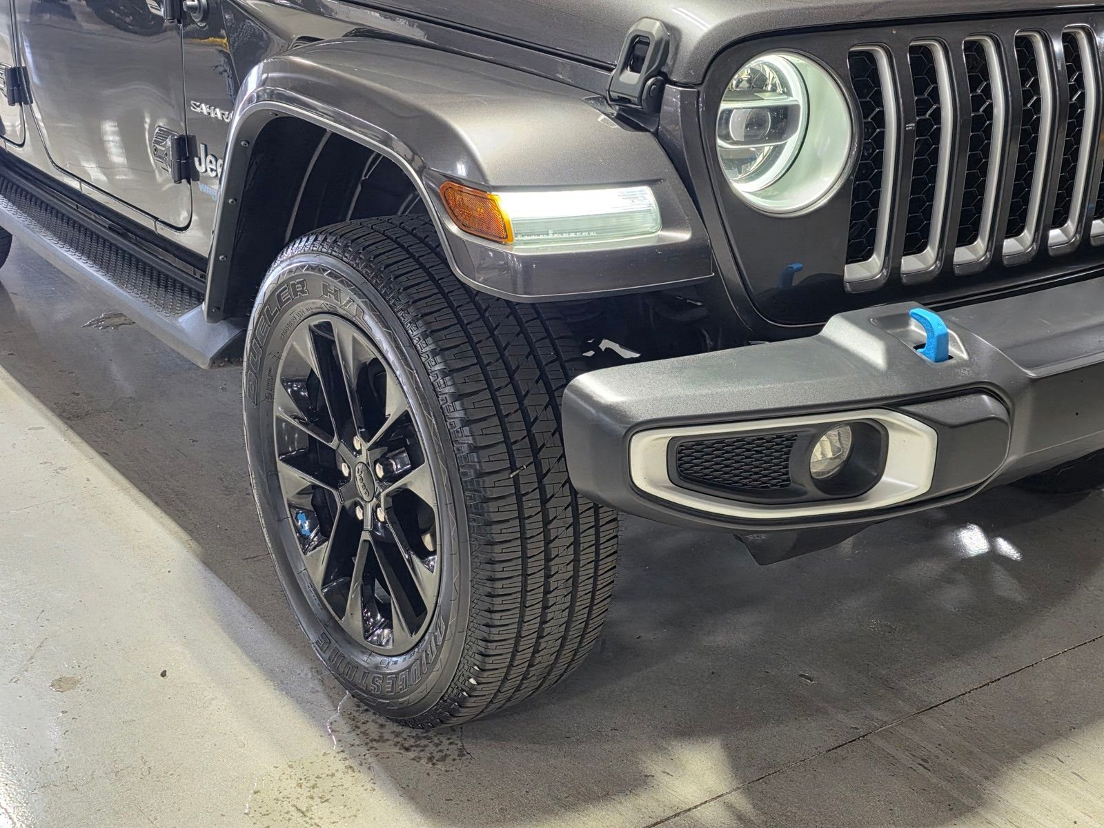 Used 2022 Granite Crystal Metallic Clearcoat Jeep Unlimited Sahara 4xe image 10