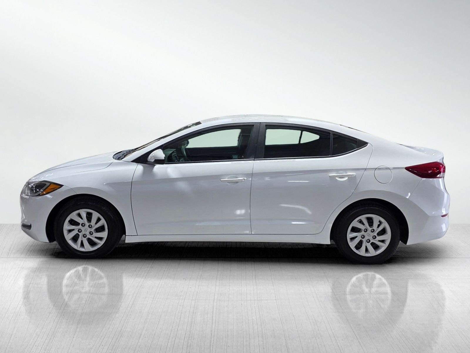 Used 2018 Quartz White Pearl Hyundai SE image 4