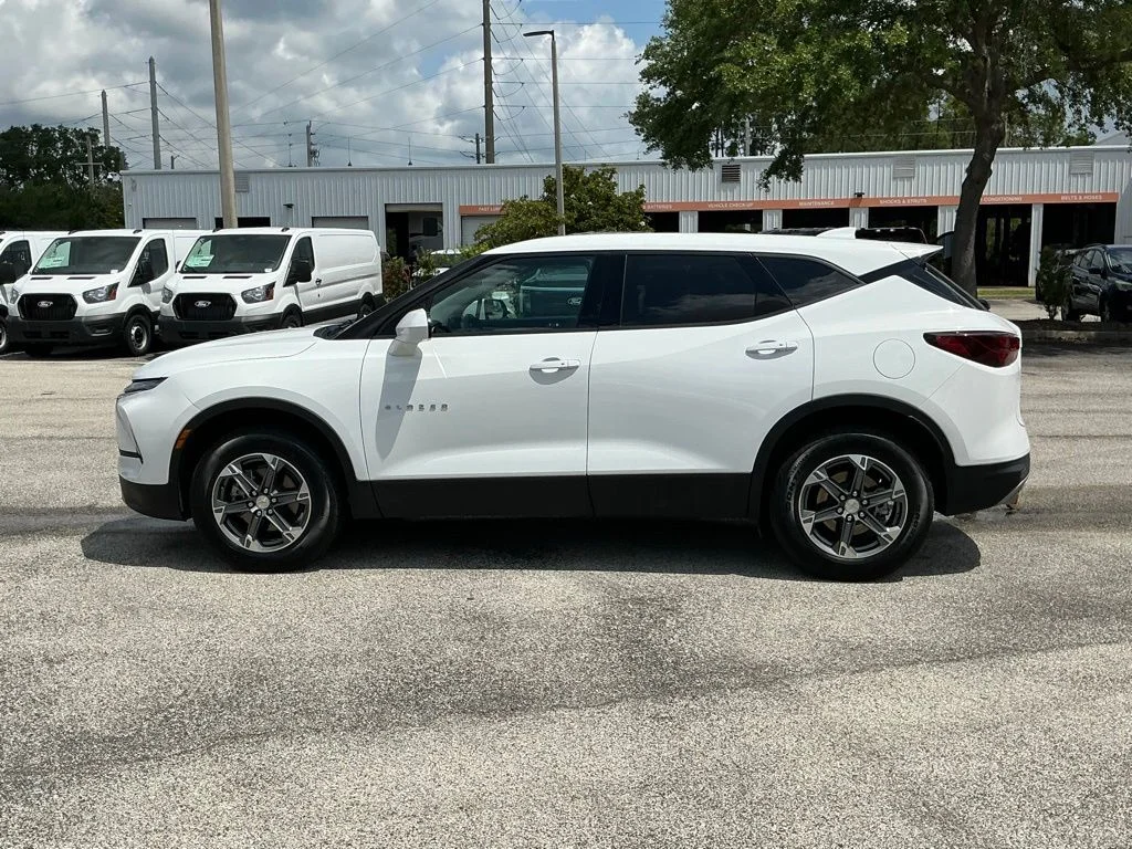 Used 2025 White Chevrolet LT image 3