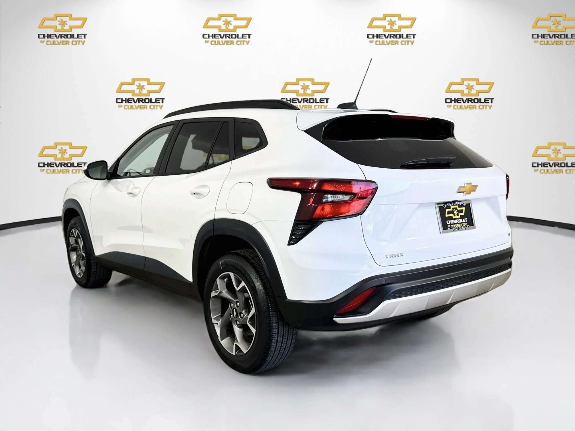 Used 2025 Summit White Chevrolet LT image 6