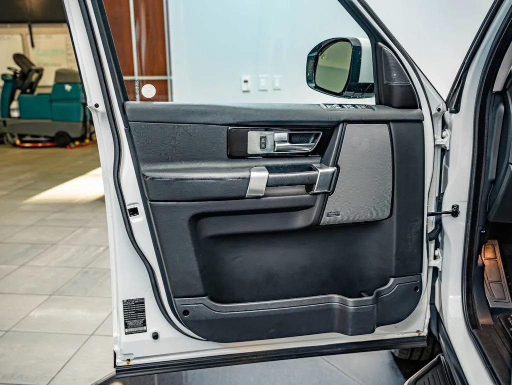 Used 2016 White Land Rover HSE image 17