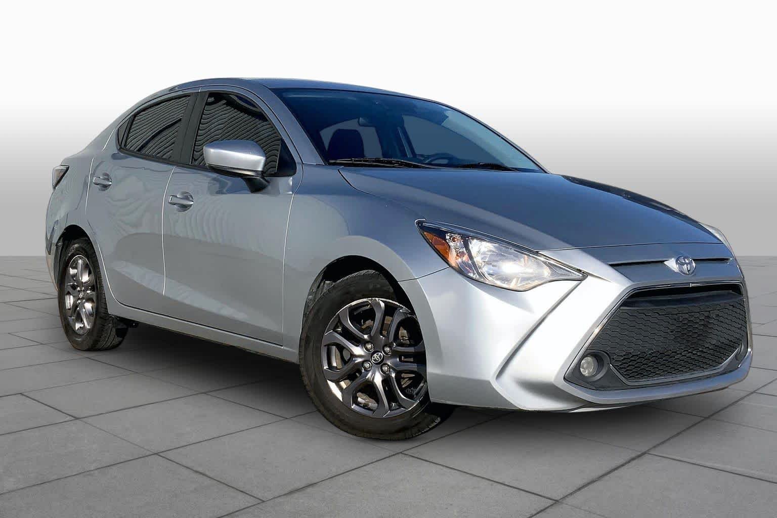 Used 2019 Chromium Toyota LE image 3