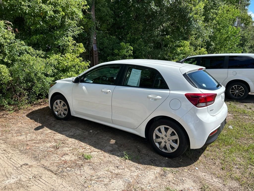 Used 2023 White Kia S image 3