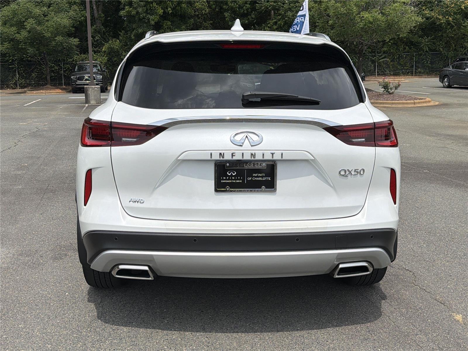 Certified Used 2024 Radiant White INFINITI LUXE image 28