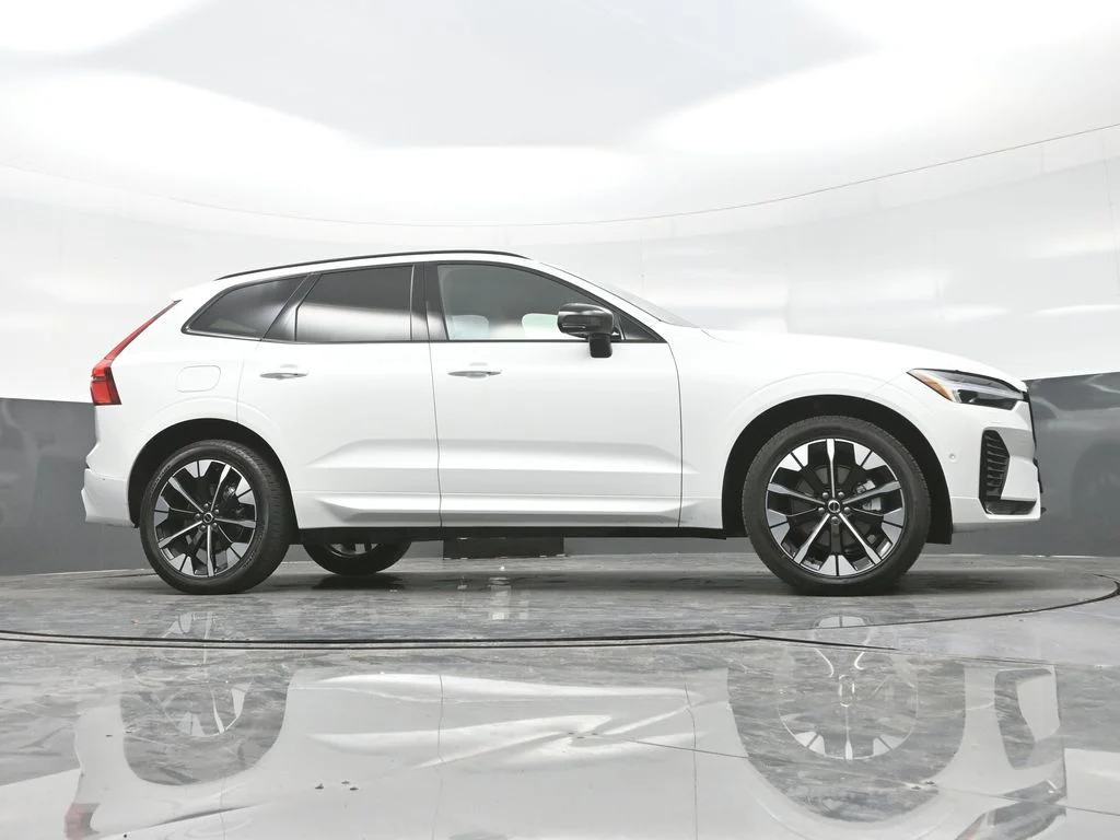 New 2026 Crystal White Volvo Plus image 22