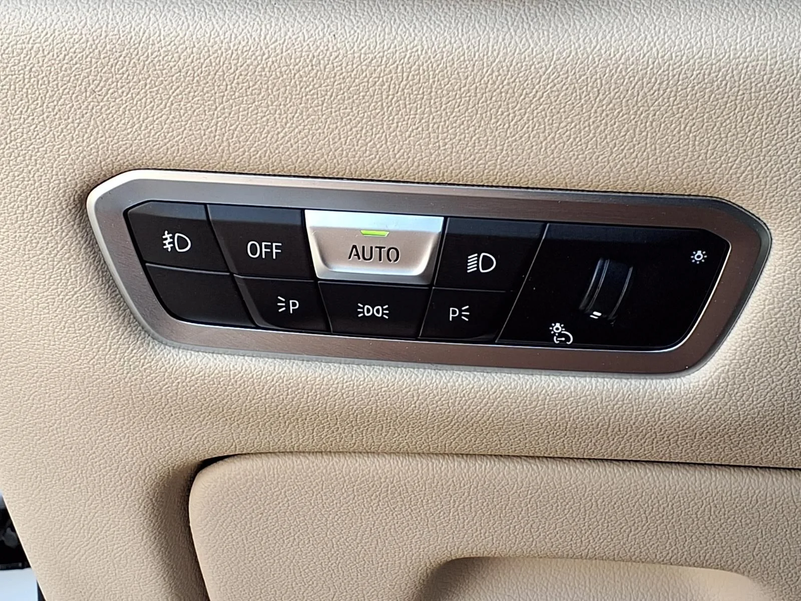 Used 2021 White BMW sDrive40i image 26