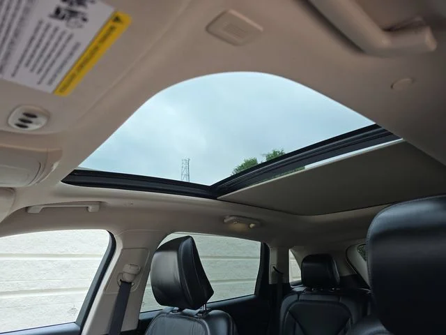 Used 2023 White Lincoln Reserve image 15