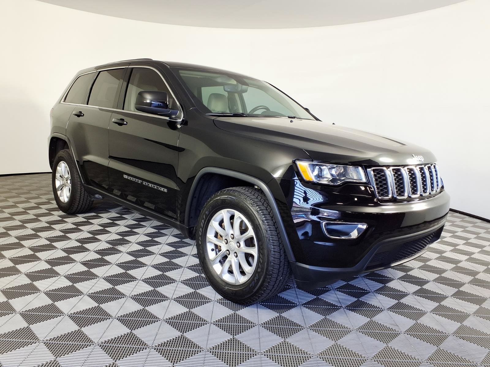 Certified Used 2022 Diamond Black Crystal Pearlcoat Jeep Laredo E image 3