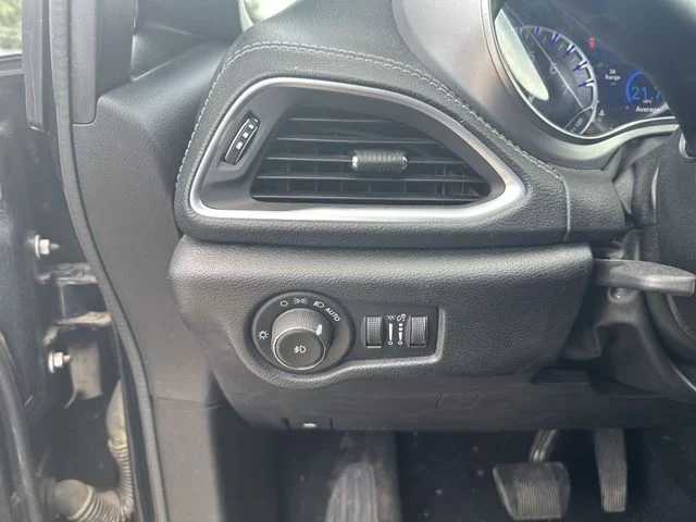 Used 2018 Black Chrysler Limited image 20