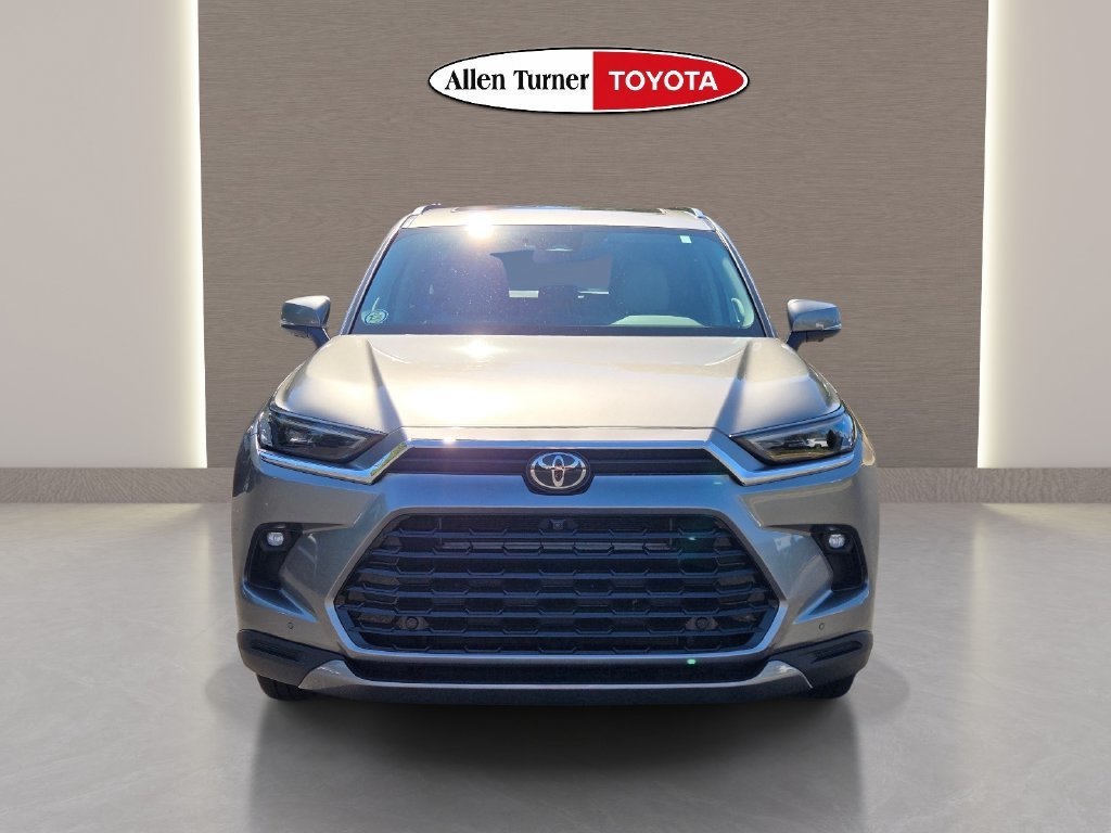 Used 2025  Toyota Limited image 4