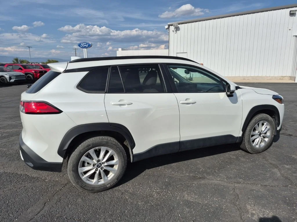 Used 2023 Pearl Toyota LE image 12
