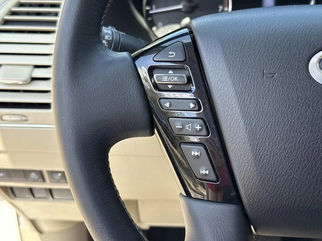 Used 2022 White INFINITI LUXE image 46