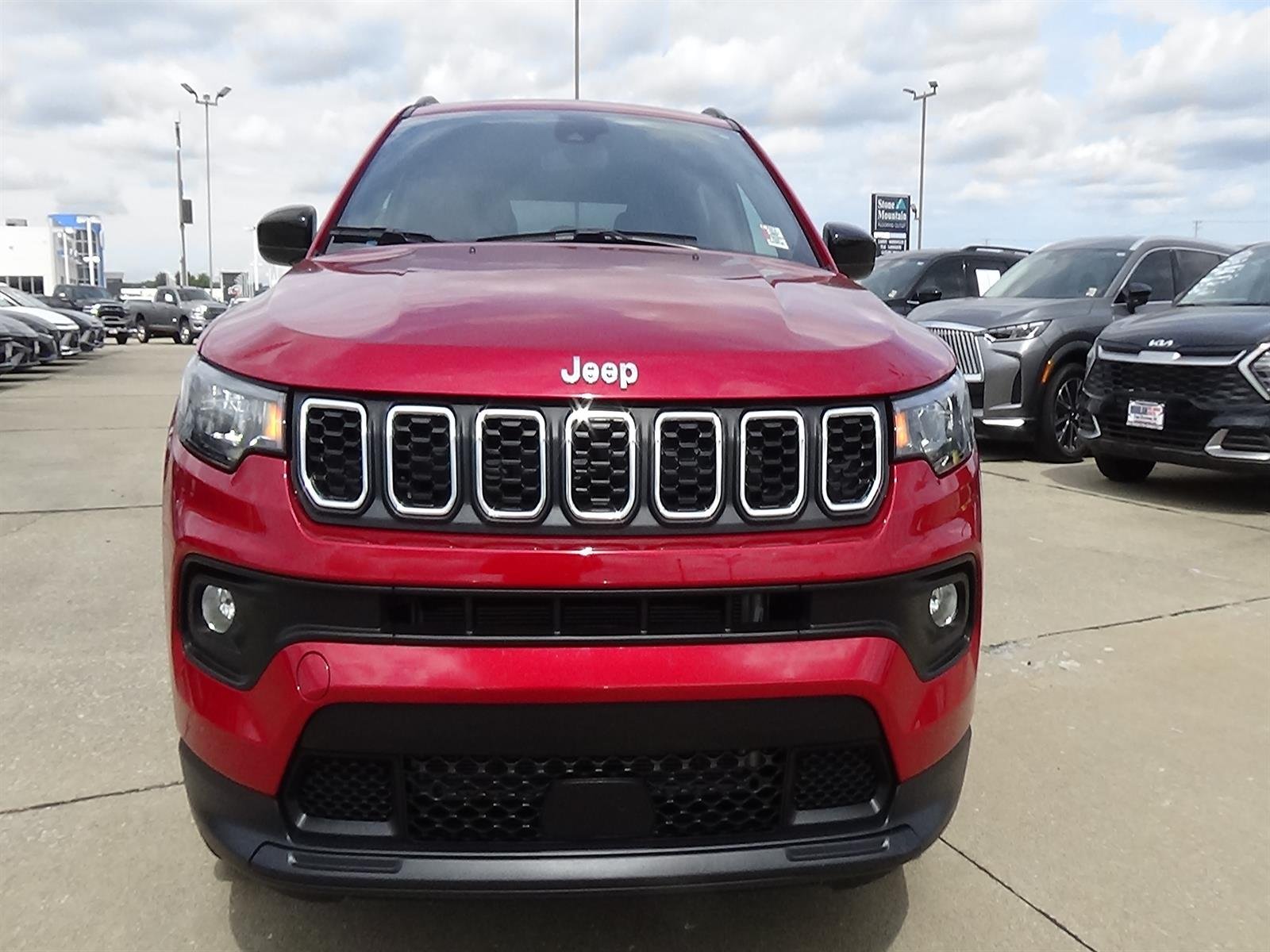 Certified Used 2025 Red Hot Pearl Coat (pr6) Jeep Latitude image 3