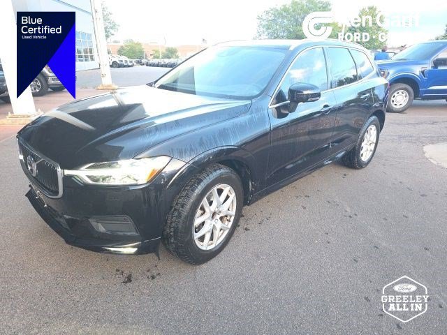 Used 2020 Onyx Black Metallic Volvo Momentum image 1