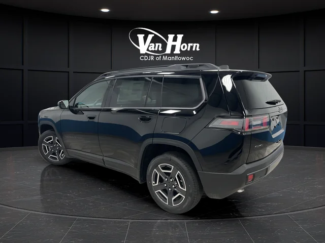 New 2026 Diamond Black Crystal Pearl-Coat Exterior Paint Jeep Limited image 5