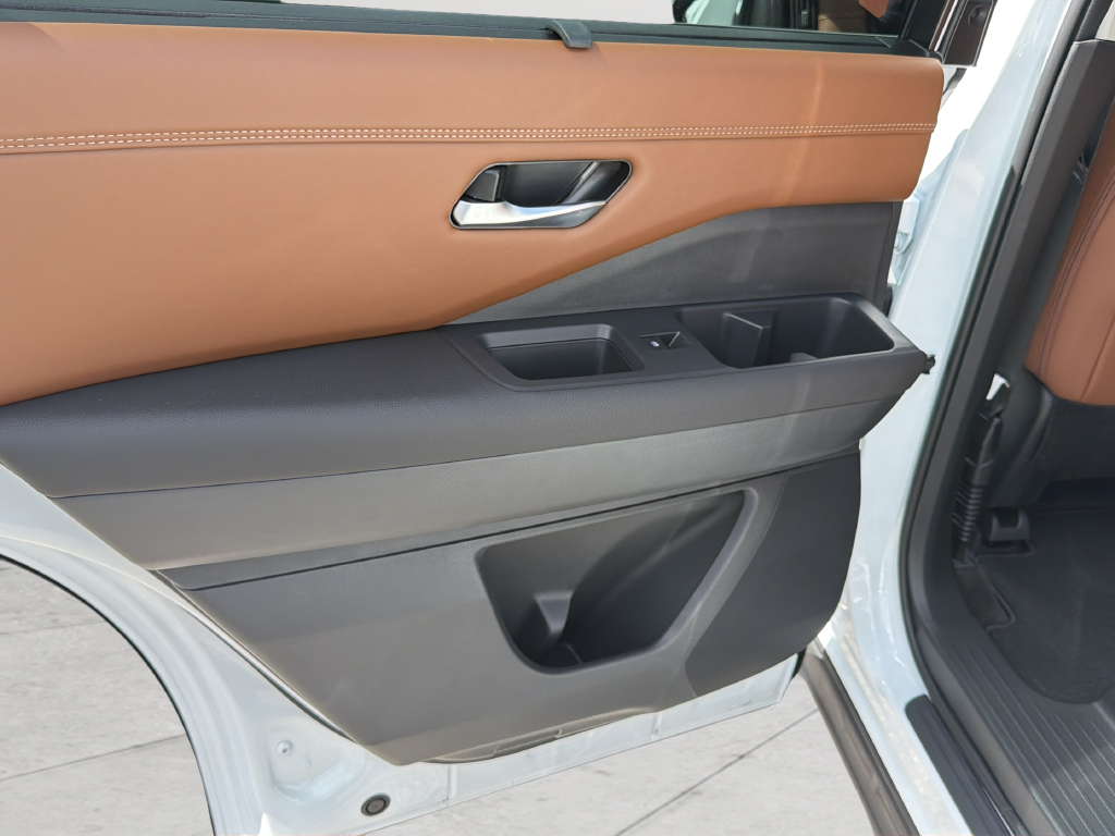 New 2026 White Nissan Platinum image 32