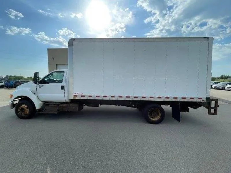 2015 Ford F-650 - Photo 8