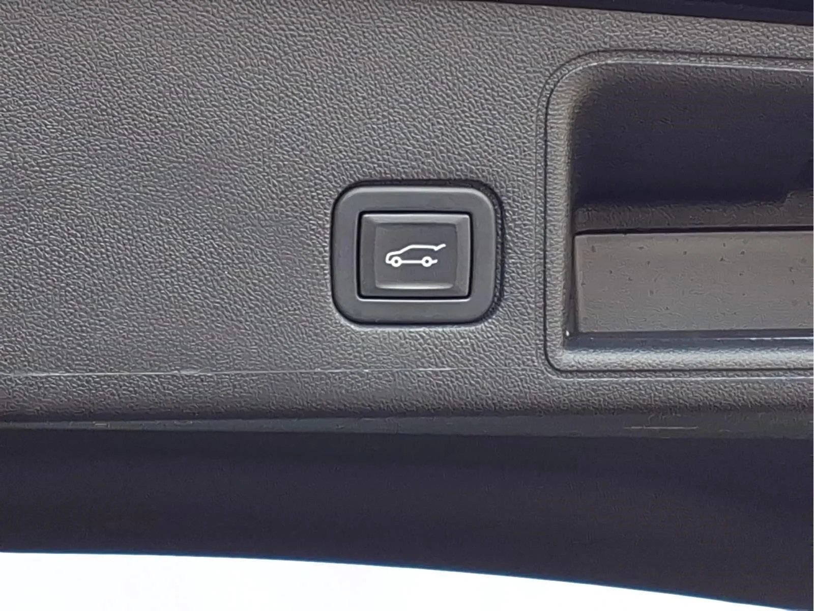 Used 2023 EBONY TWILIGHT METALLIC GMC SLE image 11