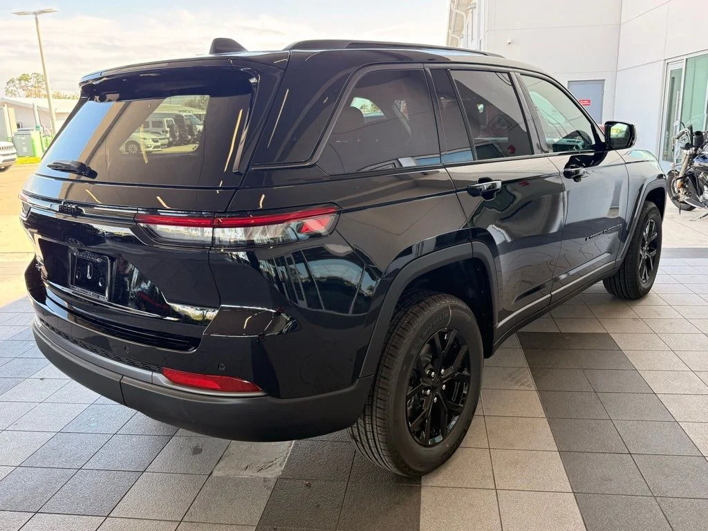 New 2026 Diamond Black Crystal Pearl-Coat Exterior Paint Jeep Altitude image 4