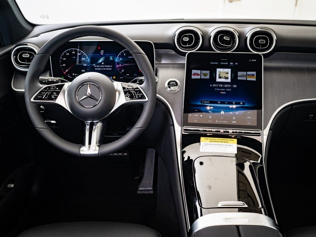 Used 2025 Polar White Mercedes-Benz GLC 300 image 31