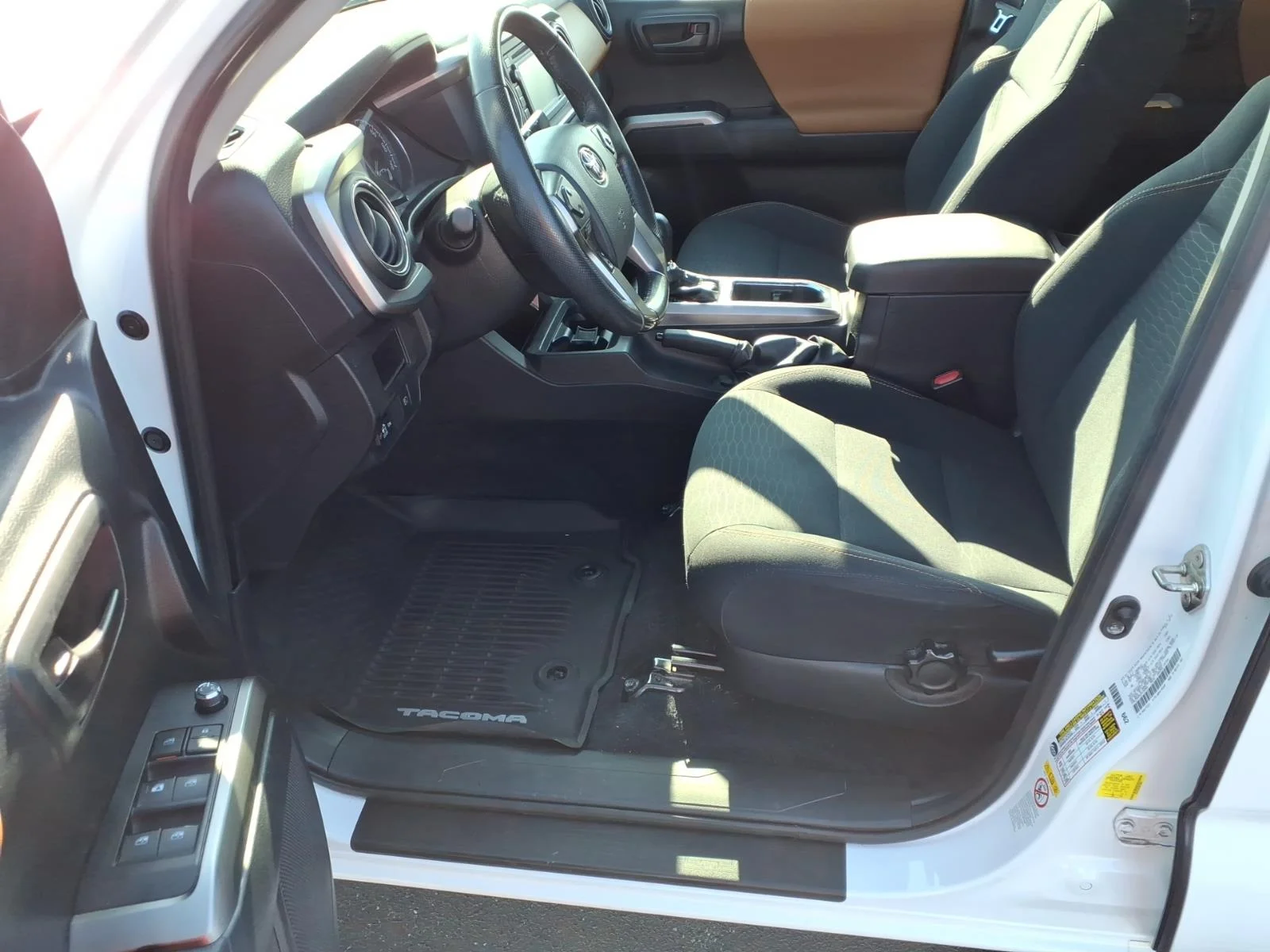 Used 2018 White Toyota  image 17