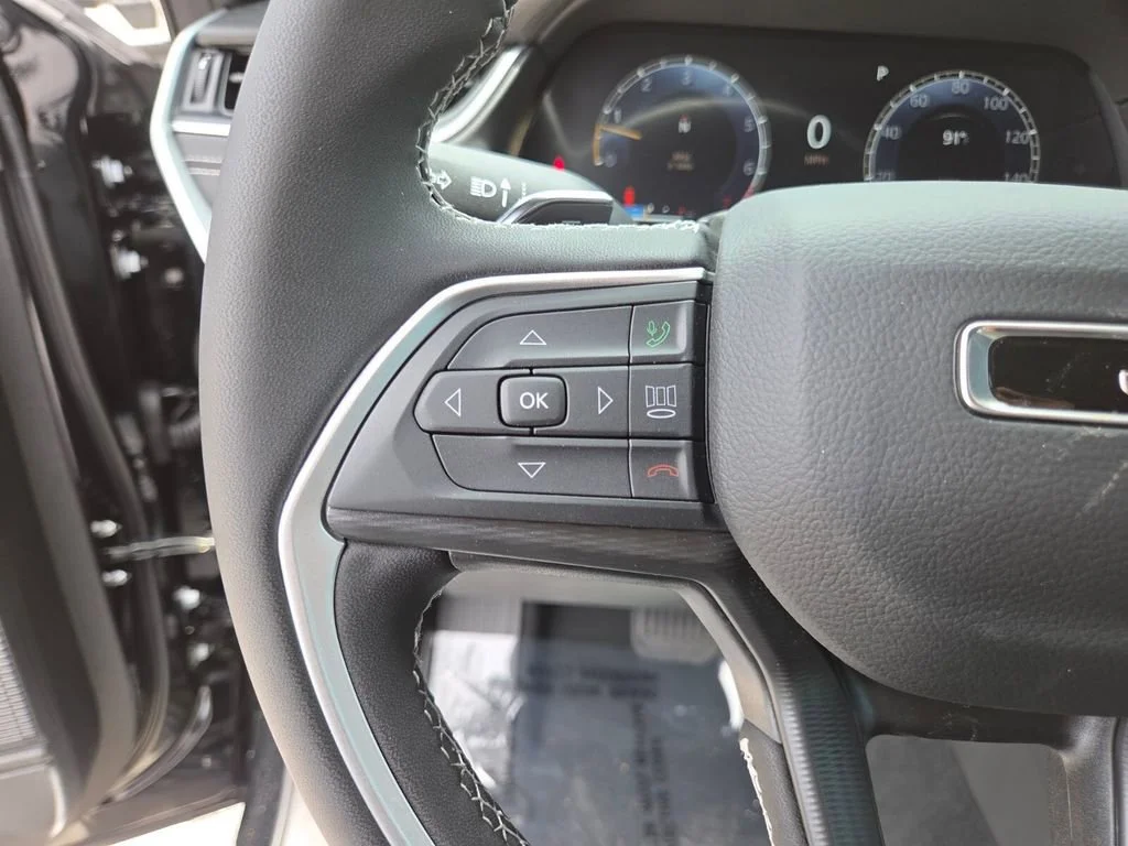 New 2026 Diamond Black Crystal Pearl-Coat Exterior Paint Jeep Laredo image 31