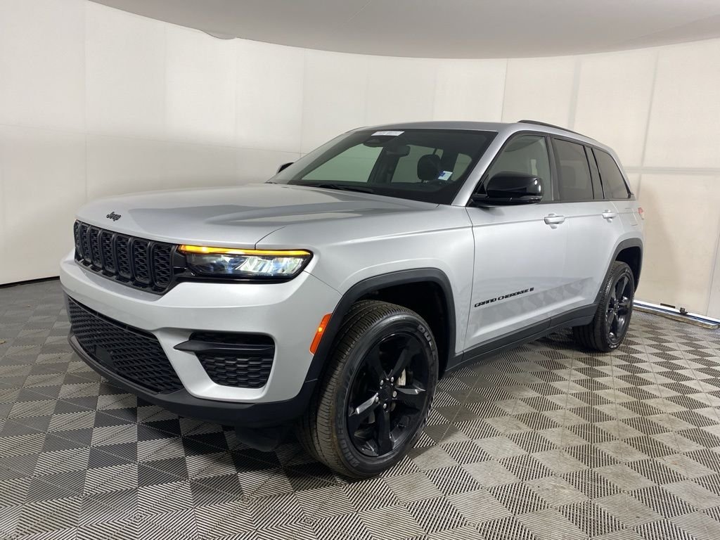 Used 2024 Silver Jeep Altitude X image 12