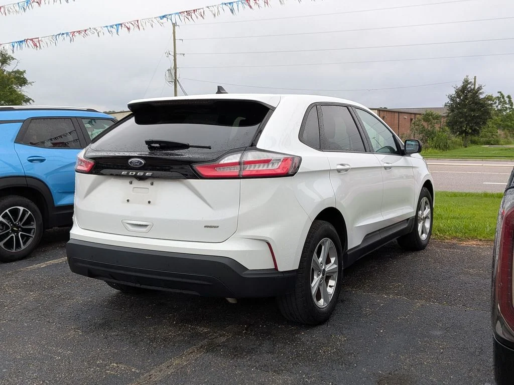 Used 2022 White Ford SE image 4