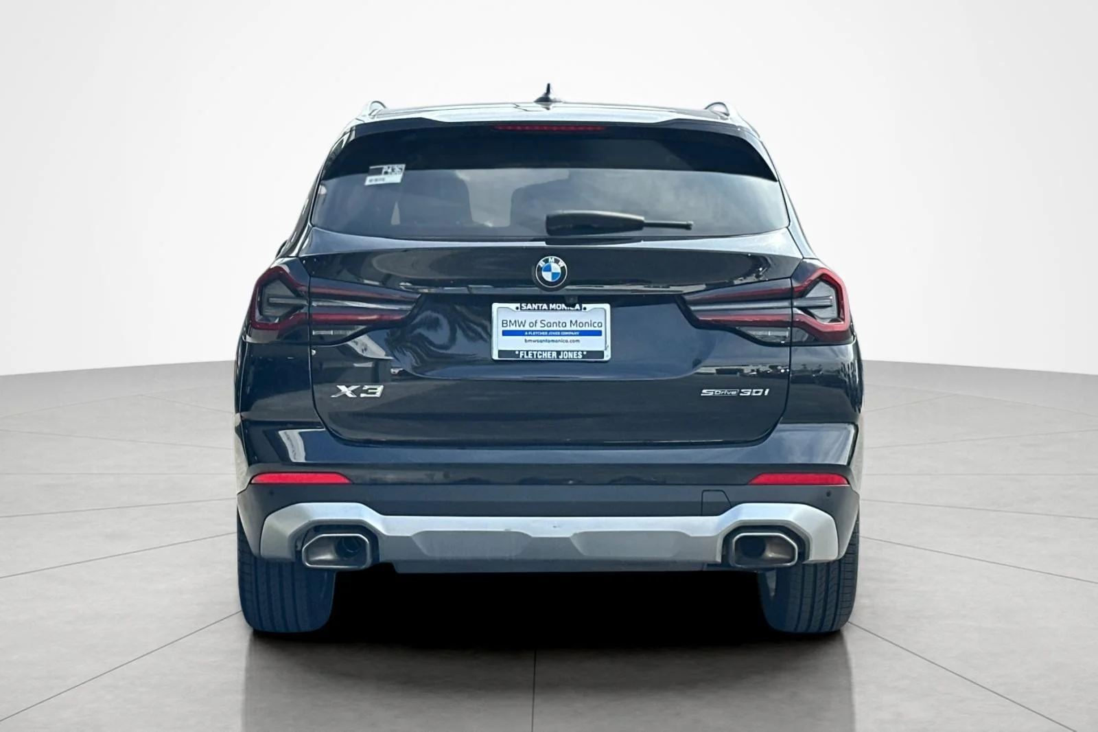 Used 2023 Black Sapphire Metallic BMW sDrive30i image 4