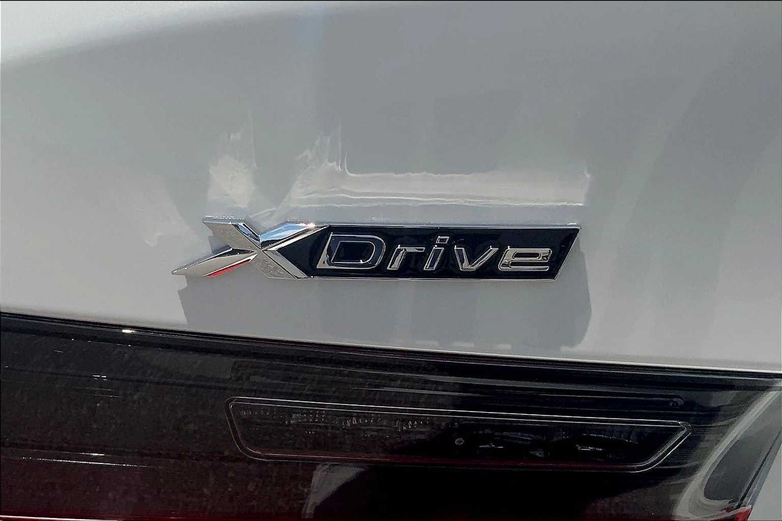 2025 BMW 3 Series 330i - Photo 15