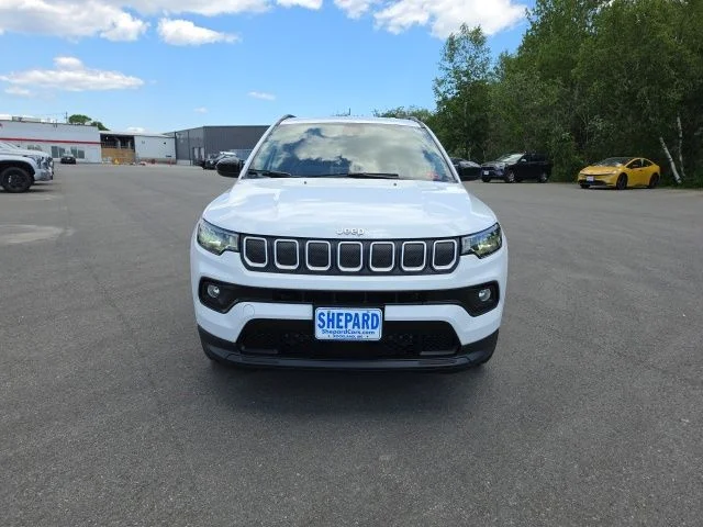 Used 2022 White Jeep Latitude image 8