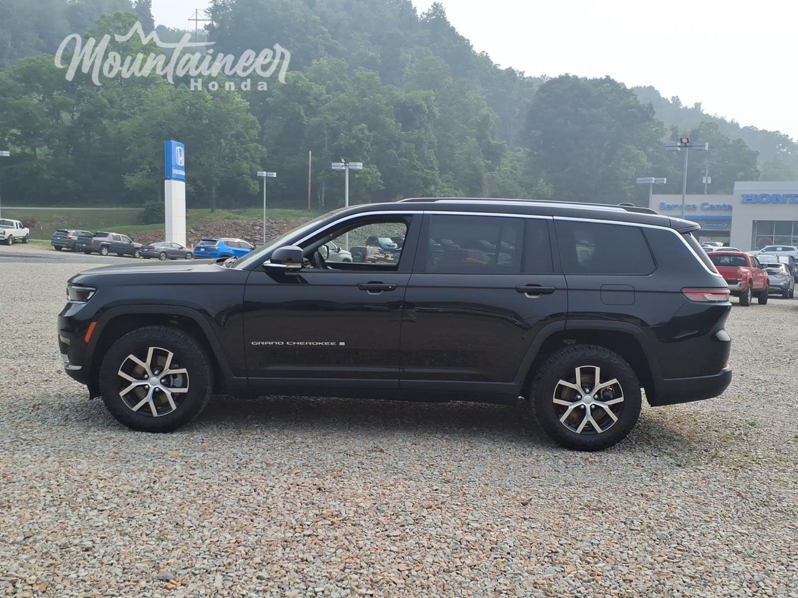 Used 2023 Diamond Black Crystal Pearlcoat Jeep Limited image 4