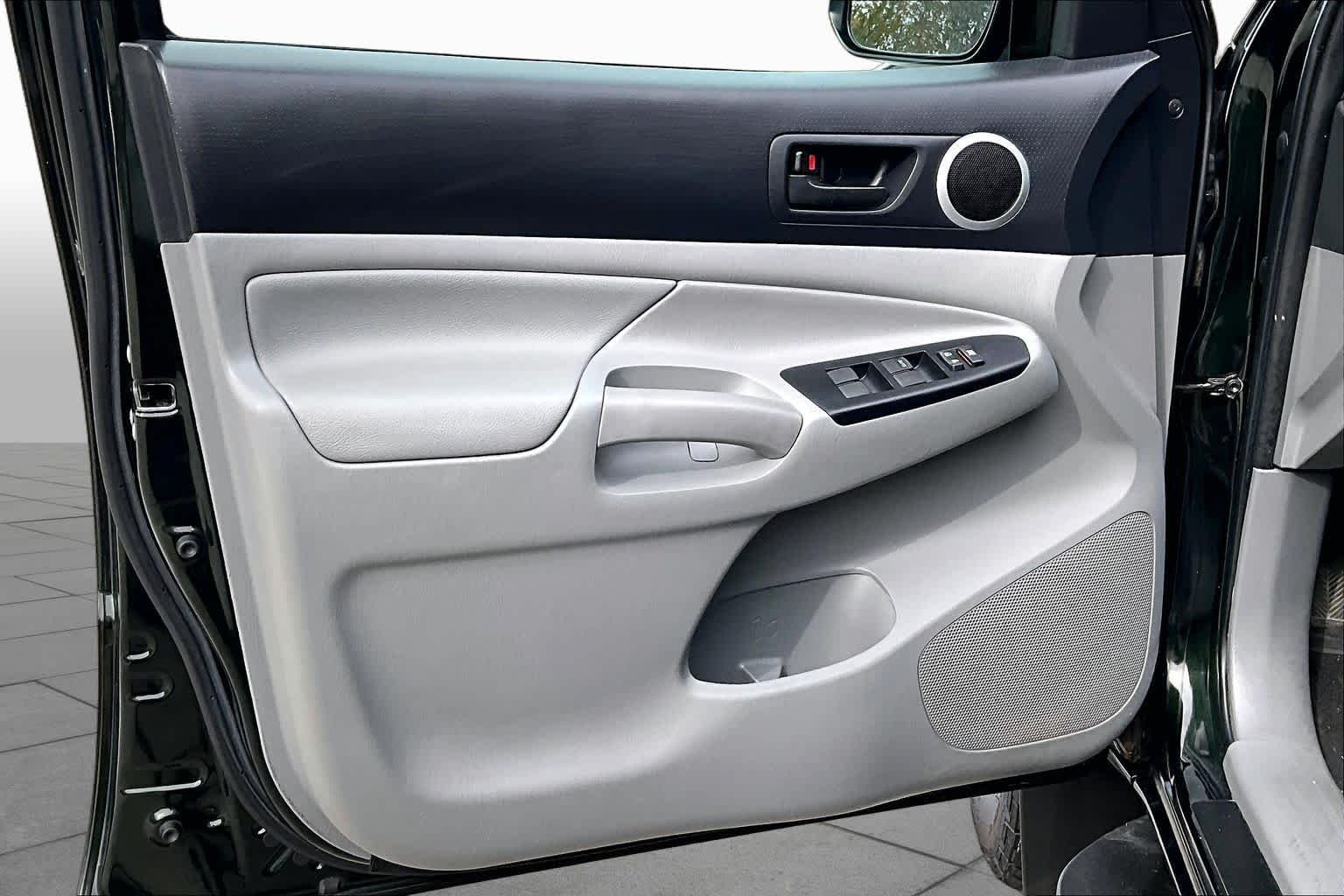 Used 2014 Spruce Mica Toyota  image 21