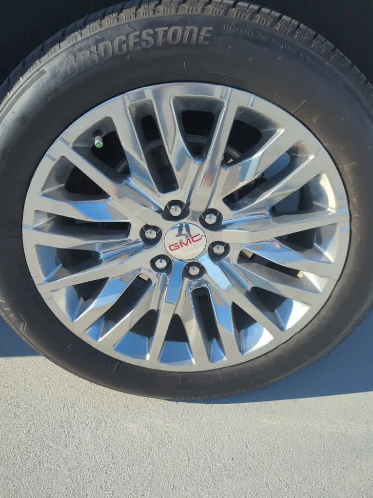 Used 2025 White Frost Tricoat GMC Denali image 10
