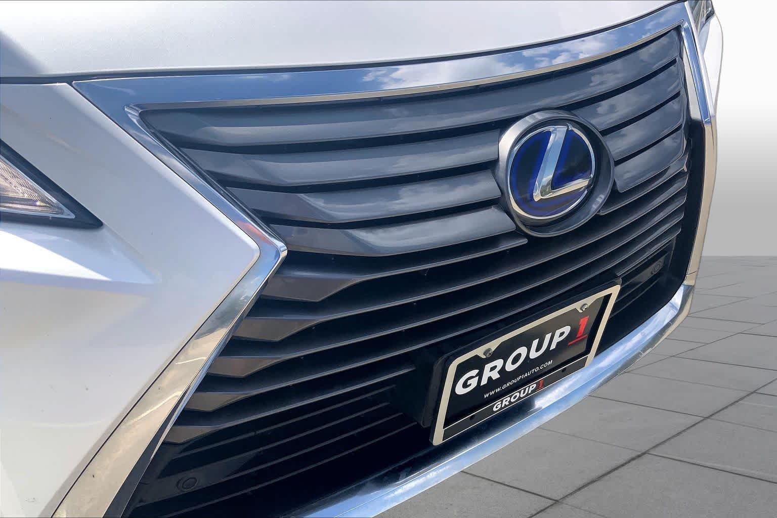 Used 2018 Eminent White Pearl Lexus  image 29
