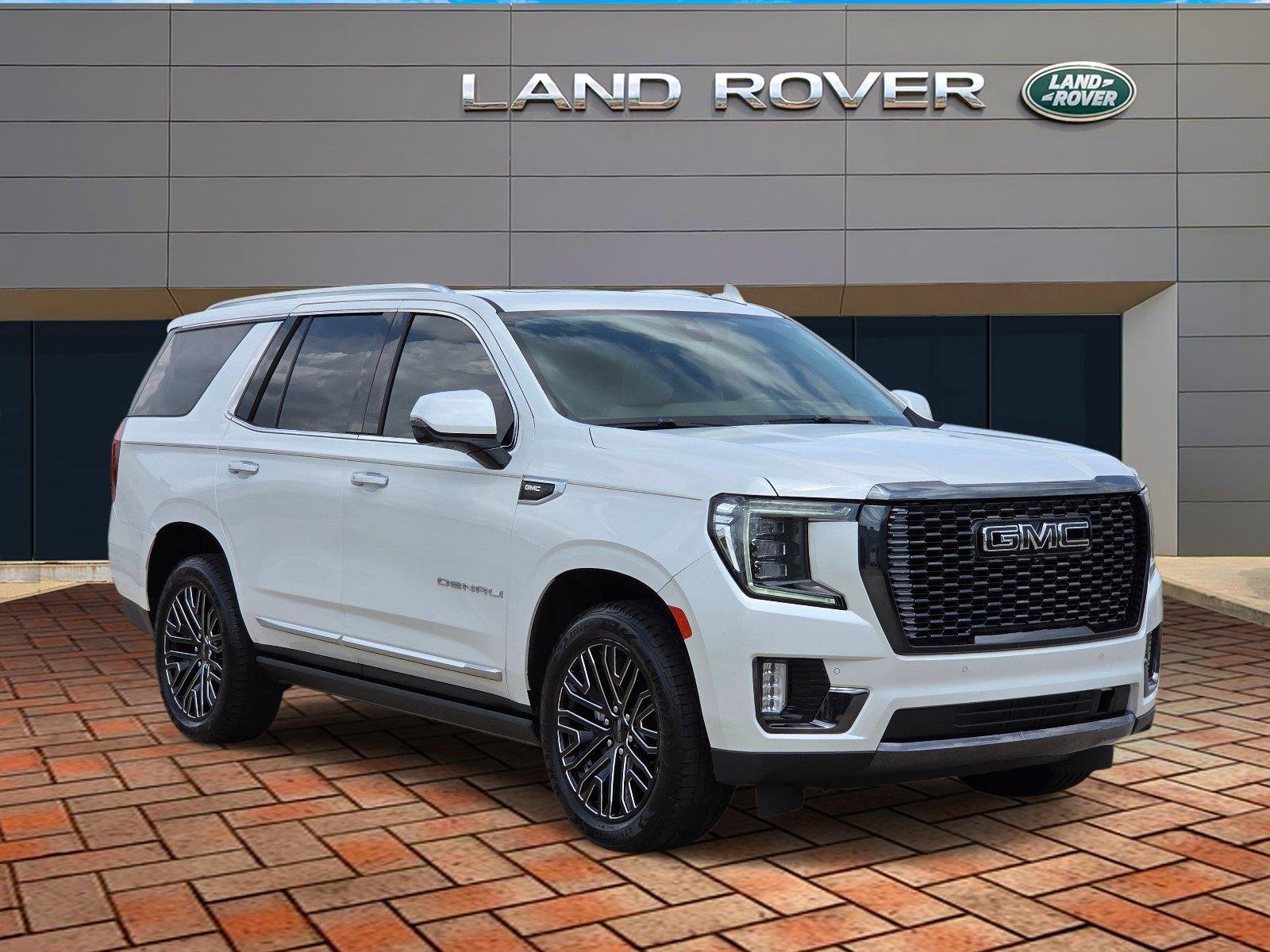 Used 2022 White Frost Tricoat GMC Denali image 3