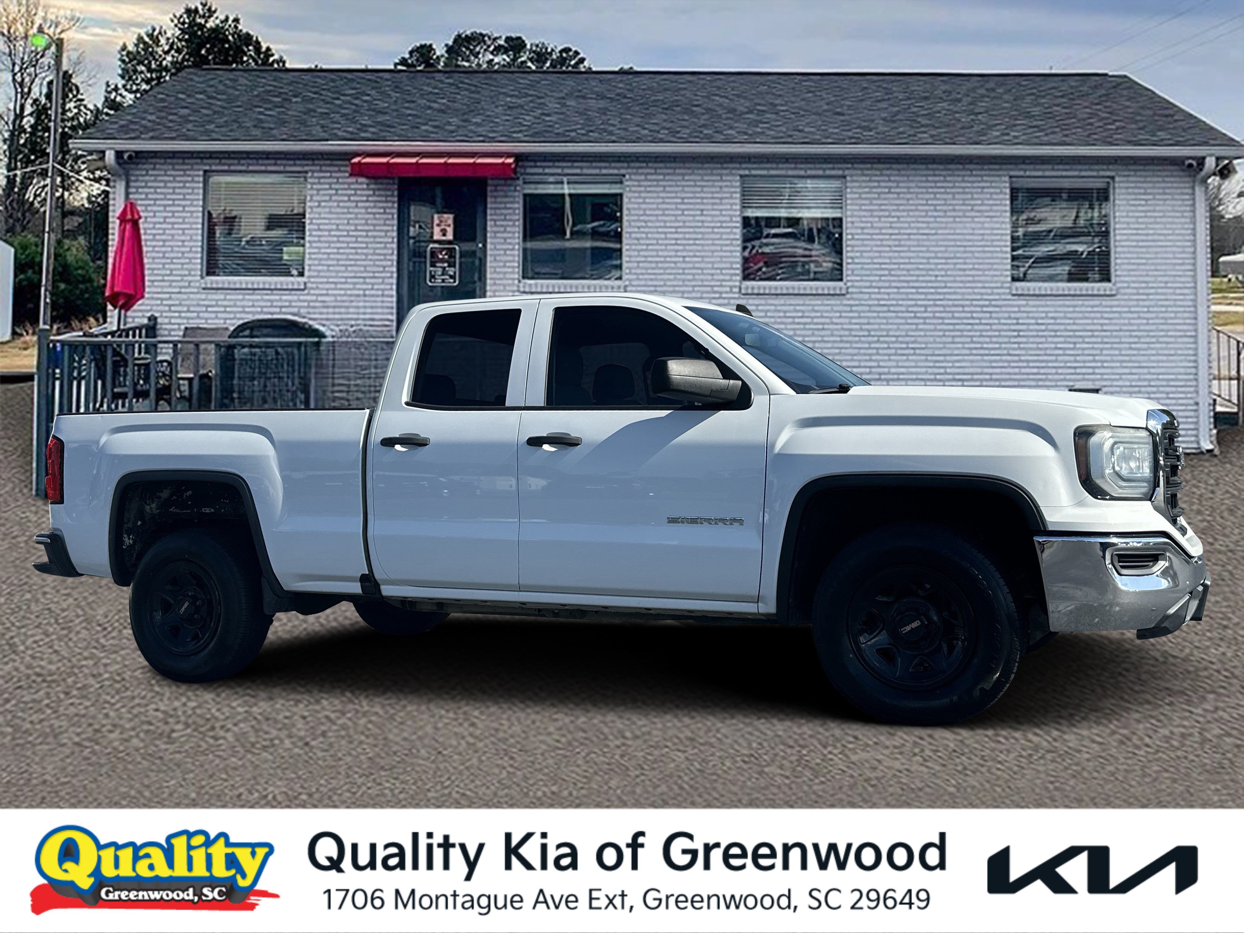 Used 2019 Summit White GMC  image 1
