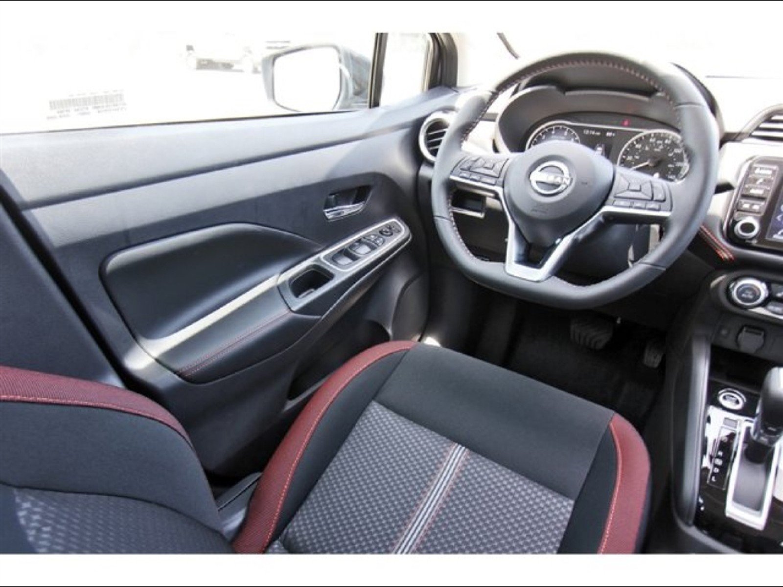 2025 Nissan Versa Sedan SR - Photo 7