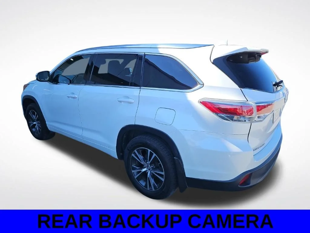 Used 2016 White Toyota XLE V6 image 5