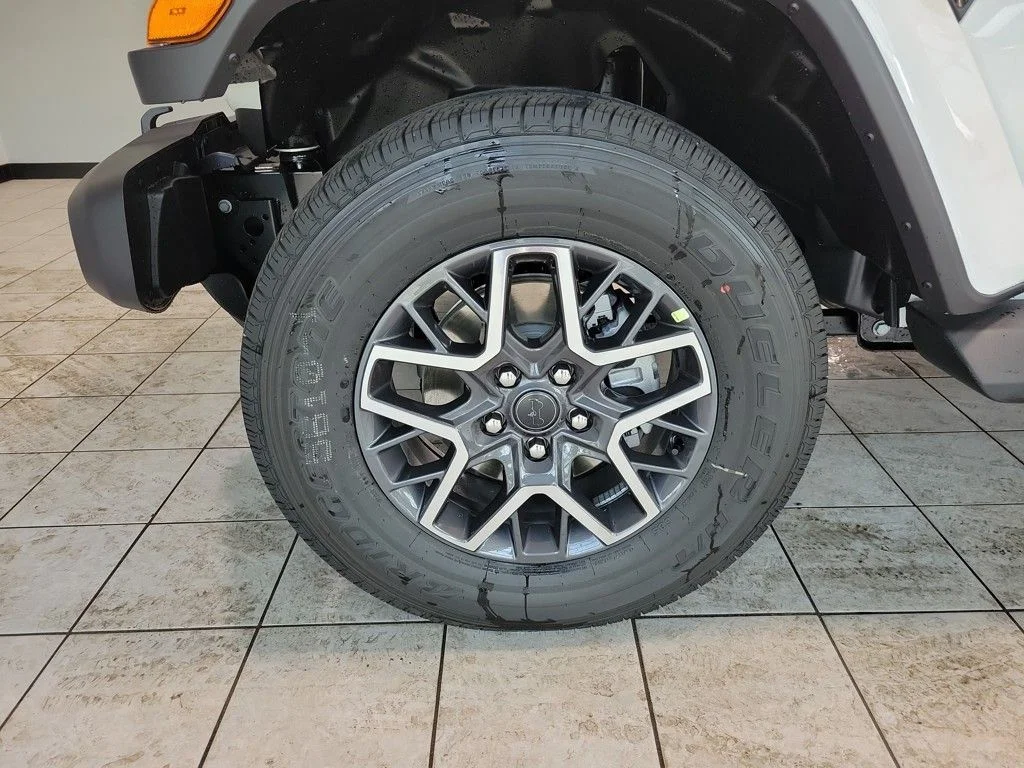 New 2025 Bright White Clear-Coat Exterior Paint Jeep Sahara image 25