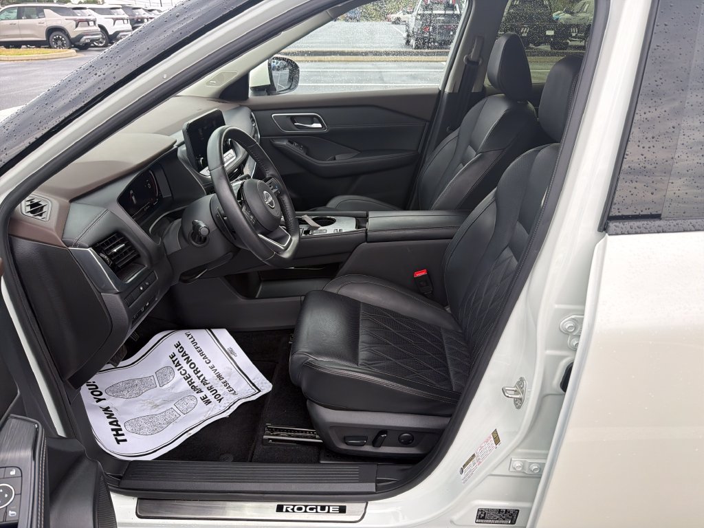 Used 2023 White Nissan Platinum image 15